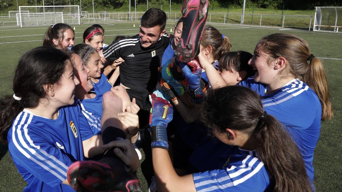 Las alevines del Oviedo Femenino mantean a su entrenador, Gabriel Sánchez.  | Luisma Murias