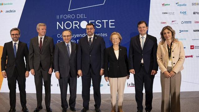 Imagen de familia del Foro del Noroeste. Por la izquierda, Aitor Moll, consejero delegado de Prensa Ibérica; Alfonso Rueda, presidente de Galicia; Javier Moll, presidente de Prensa Ibérica; Adrián Barbón, presidente del Principado; Arantza Sarasola, vicepresidente de Prensa Ibérica; Alfonso Fernández Mañueco, presidente de Castilla y León; y Ainhoa Moll, adjunta a la presidencia y directora editorial de Prensa Ibérica.