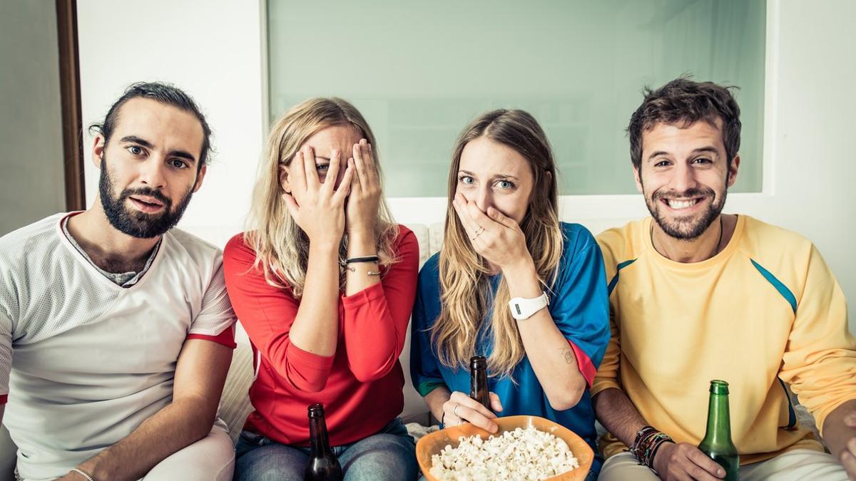 Un grupo de amigos viendo una película de terror