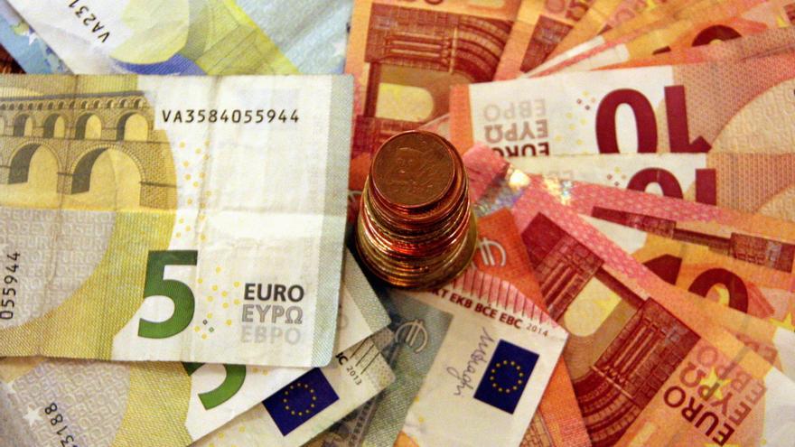 L&#039;euro torna a caure per sota del dòlar per les diferents respostes a la inflació d&#039;Europa i els EUA