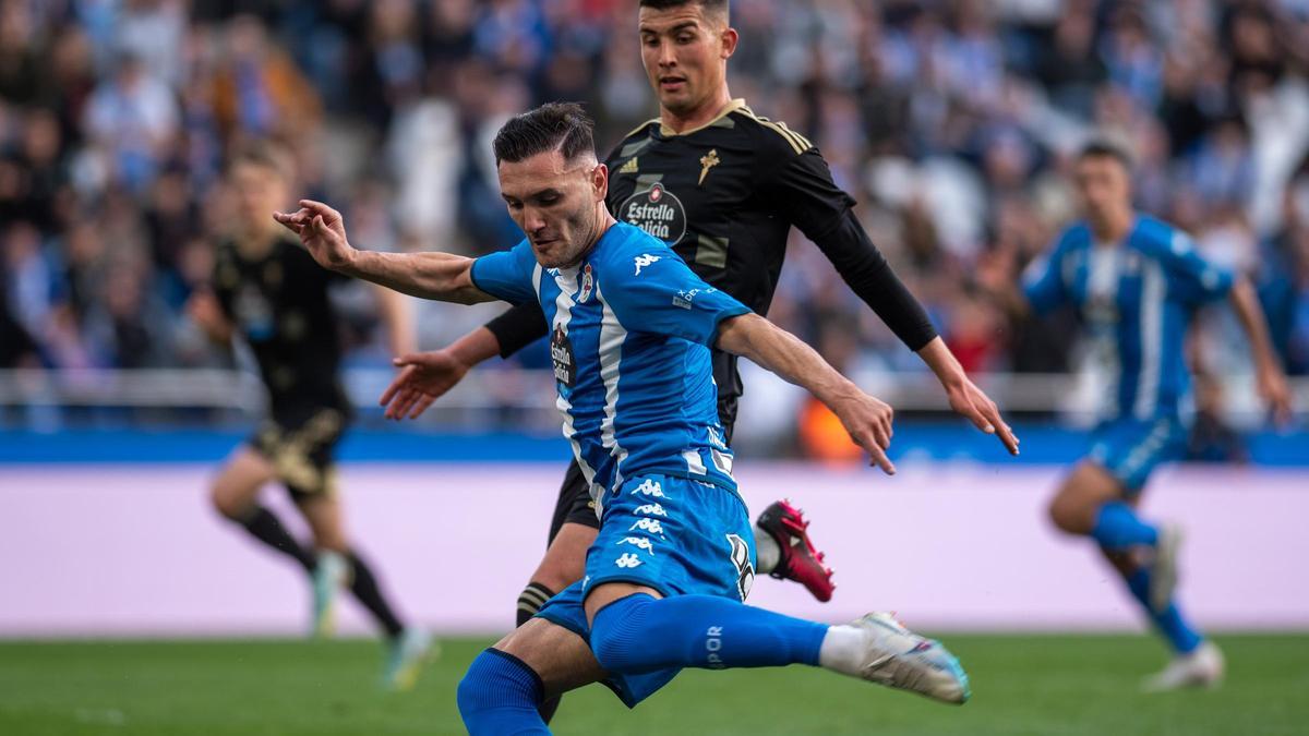 Lucas golpea el balón en el partido contra el Celta B en Riazor.