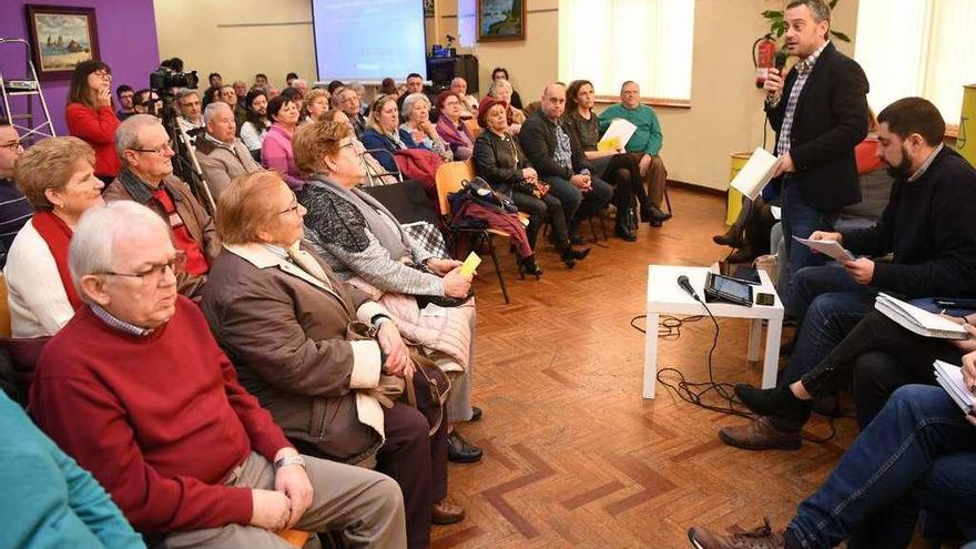 El alcalde, Xulio Ferreiro, interviene en un momento del encuentro &#039;Dillo ti&#039;.