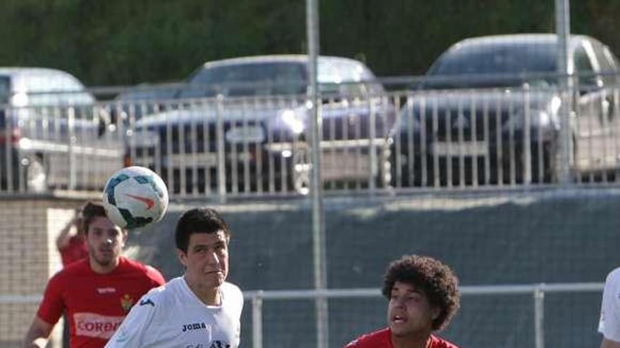 Viti, el jugador del Ourense B, pelea por un balón. // Jesús Regal