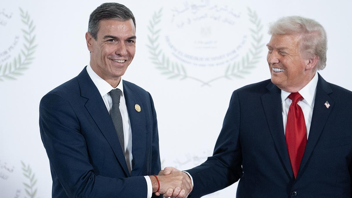 Pedro Sánchez saluda a Donald Trump antes de la ceremonia de firma del plan de paz para Oriente Próximo, el 13 de octubre en Egipto