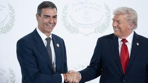 Pedro Sánchez saluda a Donald Trump antes de la ceremonia de firma del plan de paz para Oriente Próximo, el 13 de octubre en Egipto