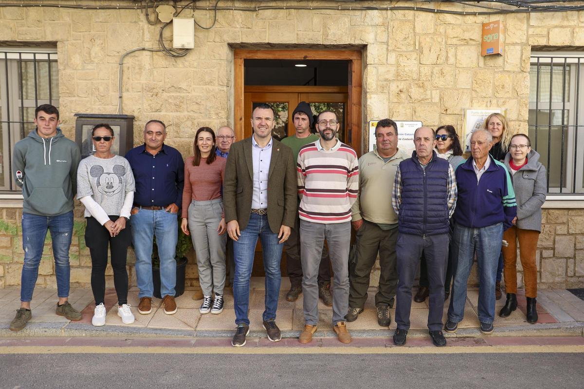 Mompó en su visita a La Yesa para apoyar los municipios de interior