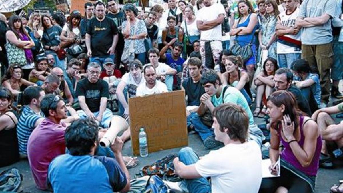 Participantes en una de las asambleas de la plaza de Catalunya.