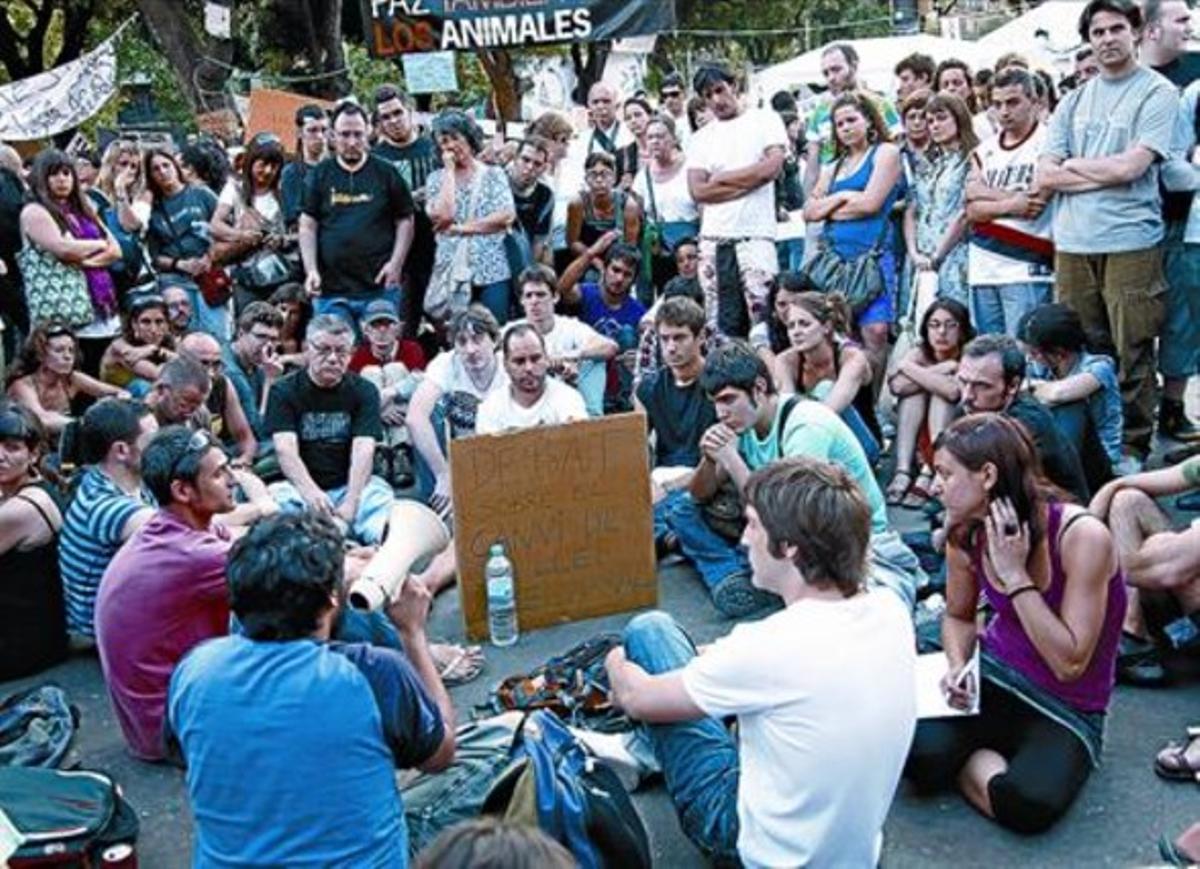 Participants en una de les assemblees de la plaça de Catalunya. Participants en una de les assemblees de la plaça de Catalunya.