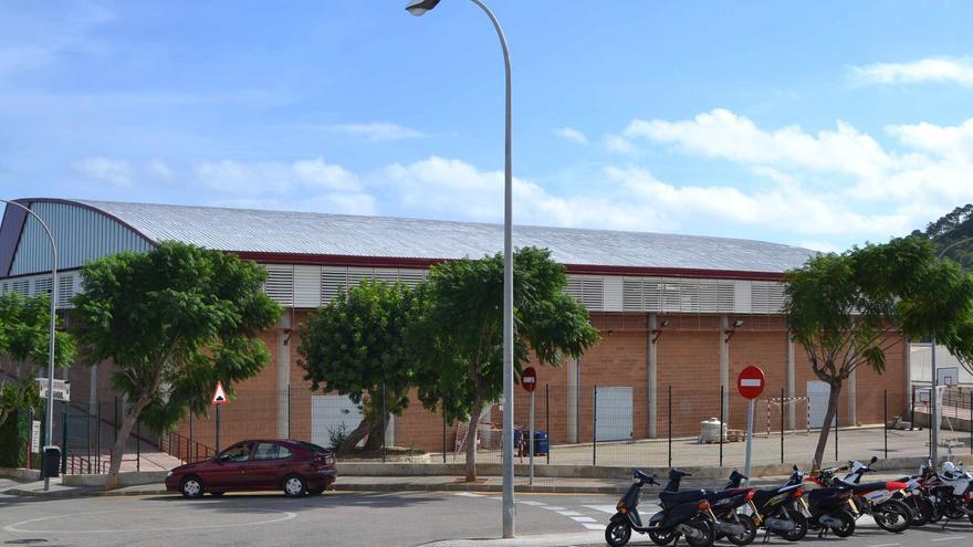 Desalojan y precintan el polideportivo de Capdepera al desplomarse parte del techo