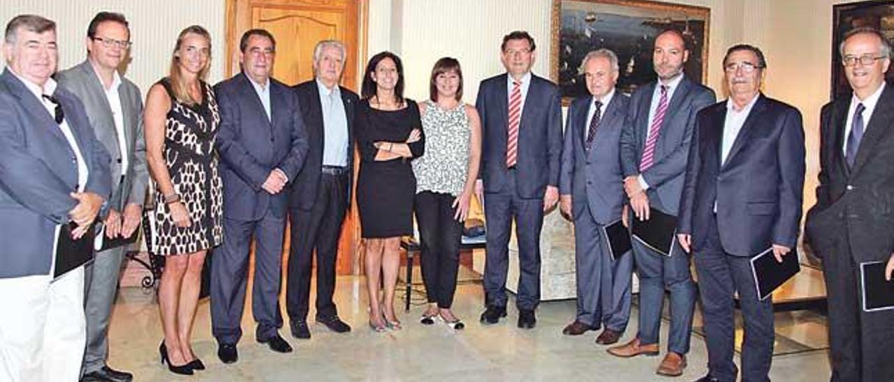 Imagen de una reunión de la presidenta Francina Armengol con representantes hoteleros.