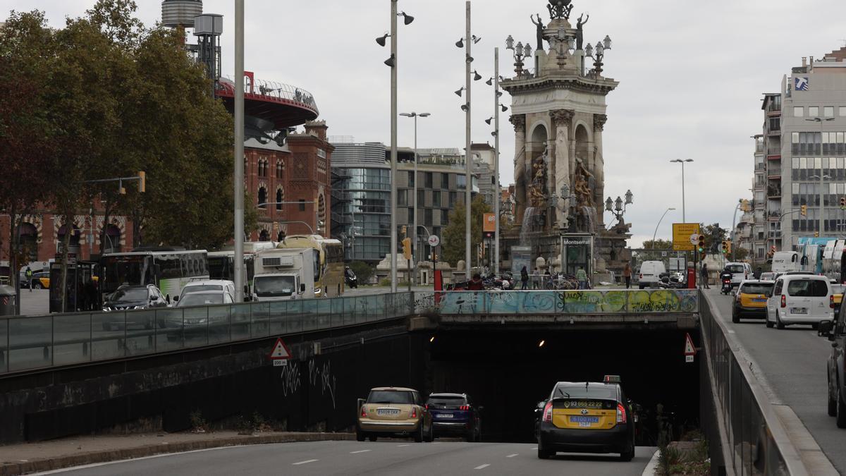 El túnel que atraviesa la plaza de Espanya