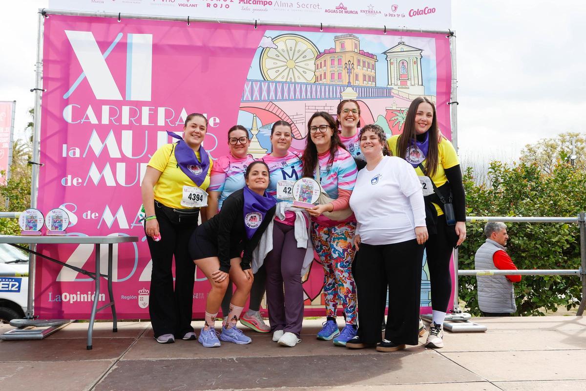 El Centro de la Mujer de Beniaján, recogiendo su trofeo