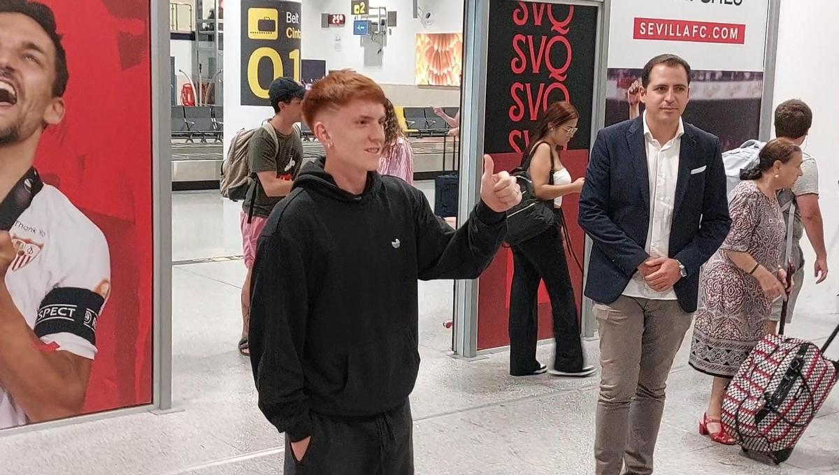 Valentín Barco en su llegada a Sevilla para ser nuevo jugador del Sevilla FC