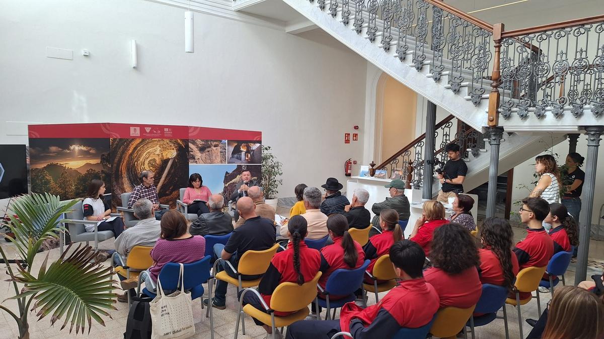 Los asistentes atienden las indicaciones en la presentación en la sede del Instituto del Patrimonio Mundial y la Reserva de la Biosfera.