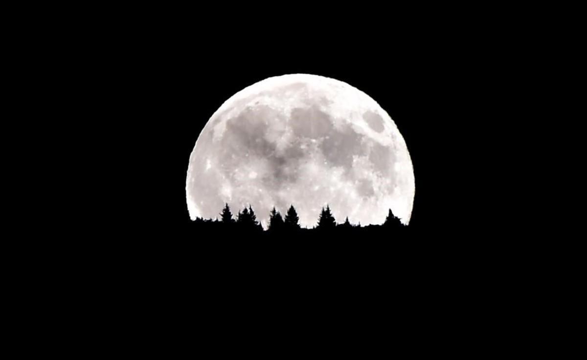 Las montañas Dolomitas, cerca de Trento, al norte de Italia, bajo el resplendor lunar.