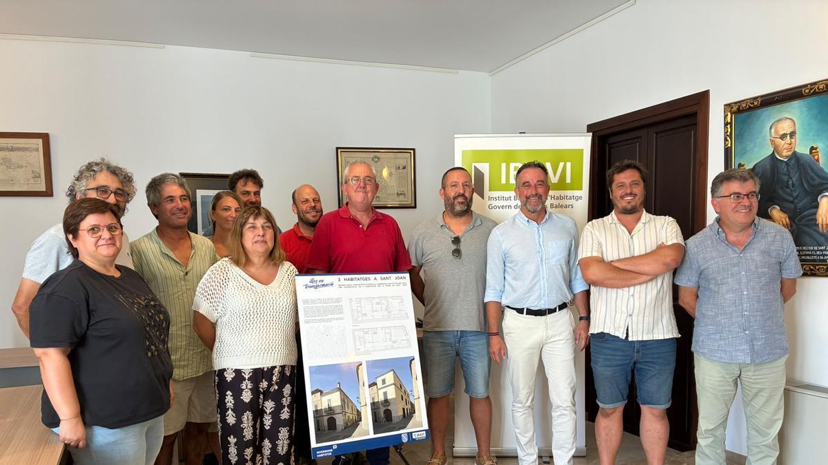 Autoridades autonómicas y municipales, junto a representantes de UPM, este miércoles en Sant  Joan.