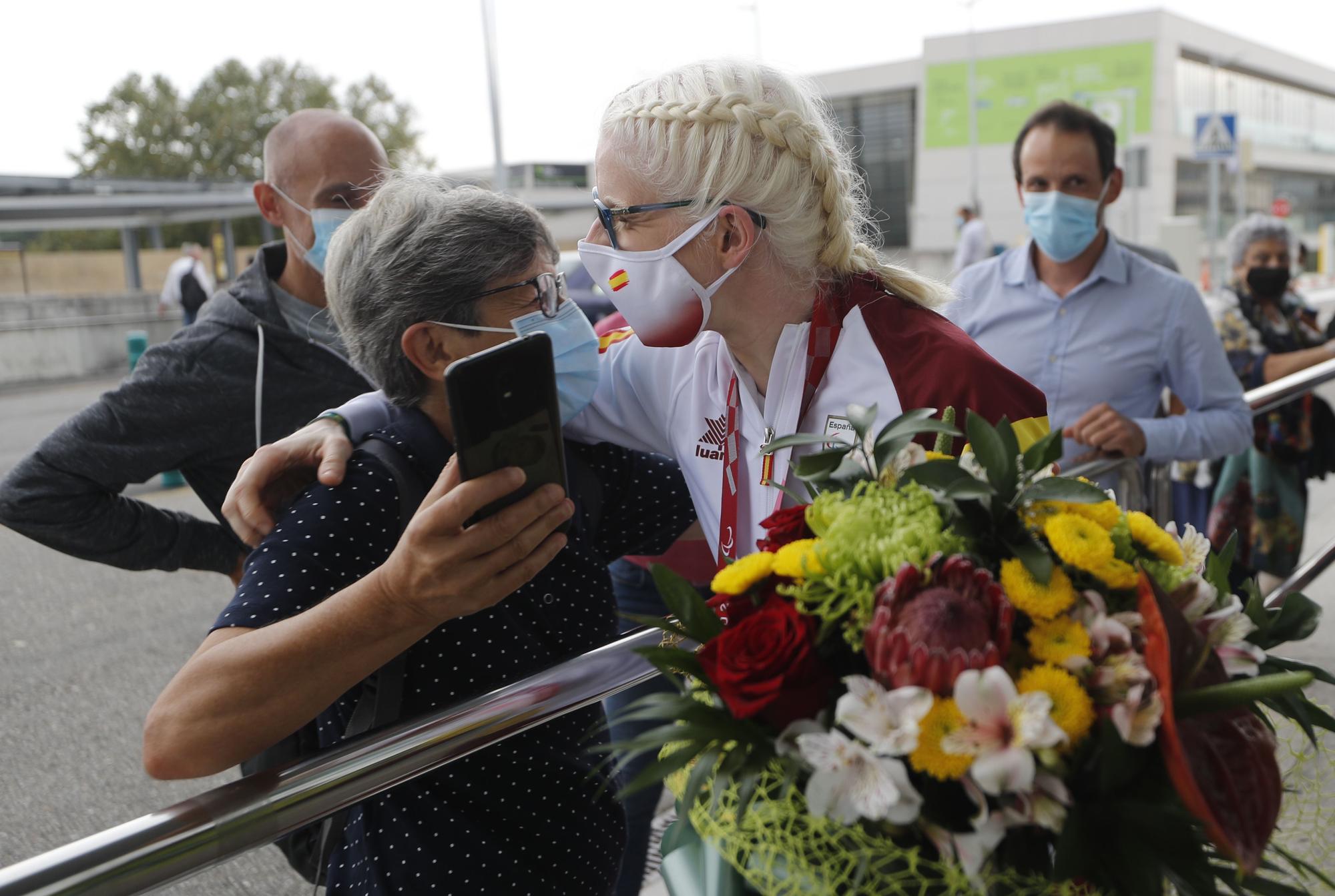 Los emotivos momentos de la medalla de oro Susana Rodríguez Gacio a su llegada a Vigo