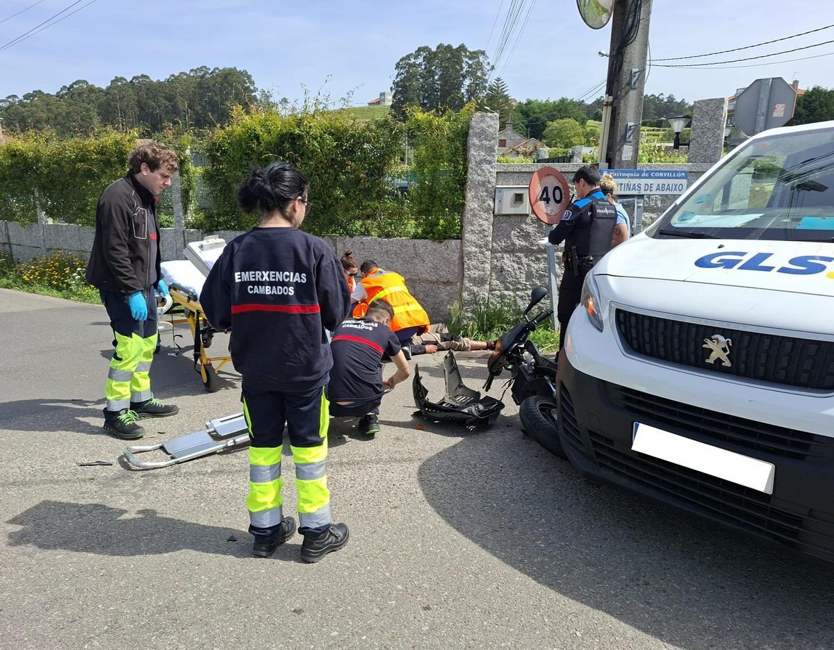 Atención al herido en el accidente ocurrido en Cambados.