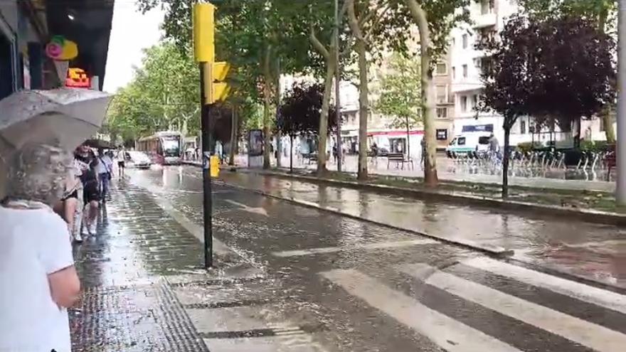 La Gran Vía de Zaragoza, llena de agua por la tormenta