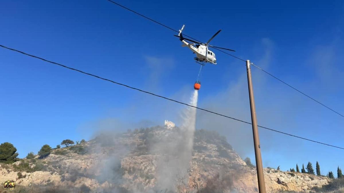 Un incendio quema una hectárea a los pies de la ermita de Corbera