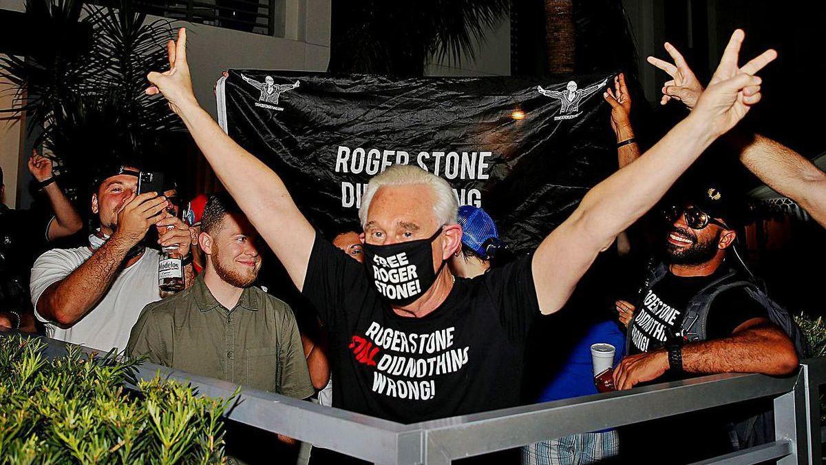 Roger Stone celebra la decisión del presidente Trump en su casa de Florida.