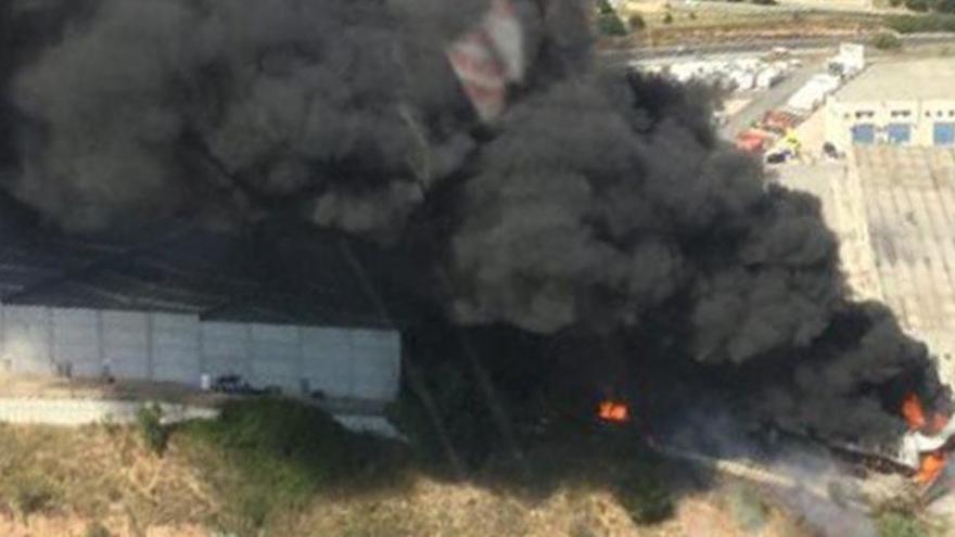 Un incendi esfondra completament la nau d&#039;un magatzem de reciclatge de matalassos a Esparreguera