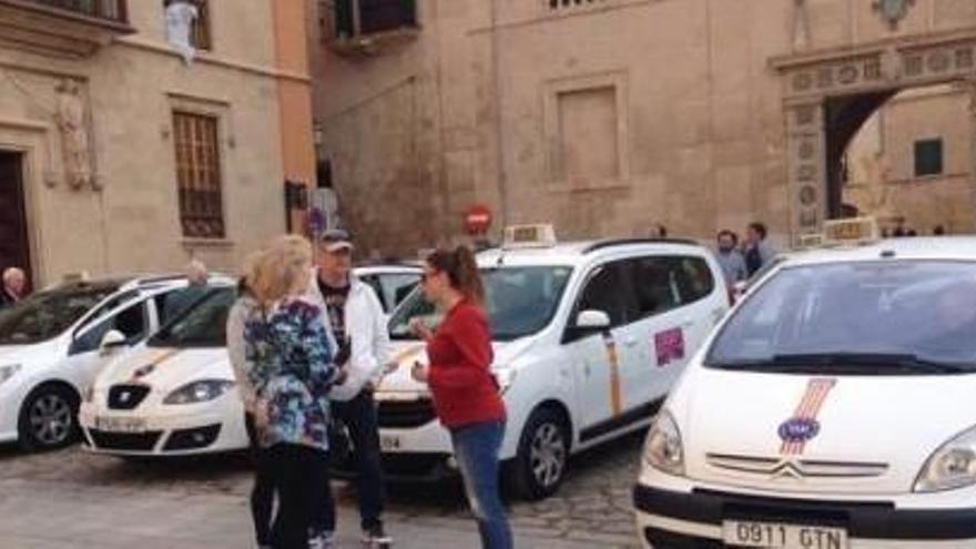 Wartende Taxis vor dem Bischofspalast neben der Kathedrale