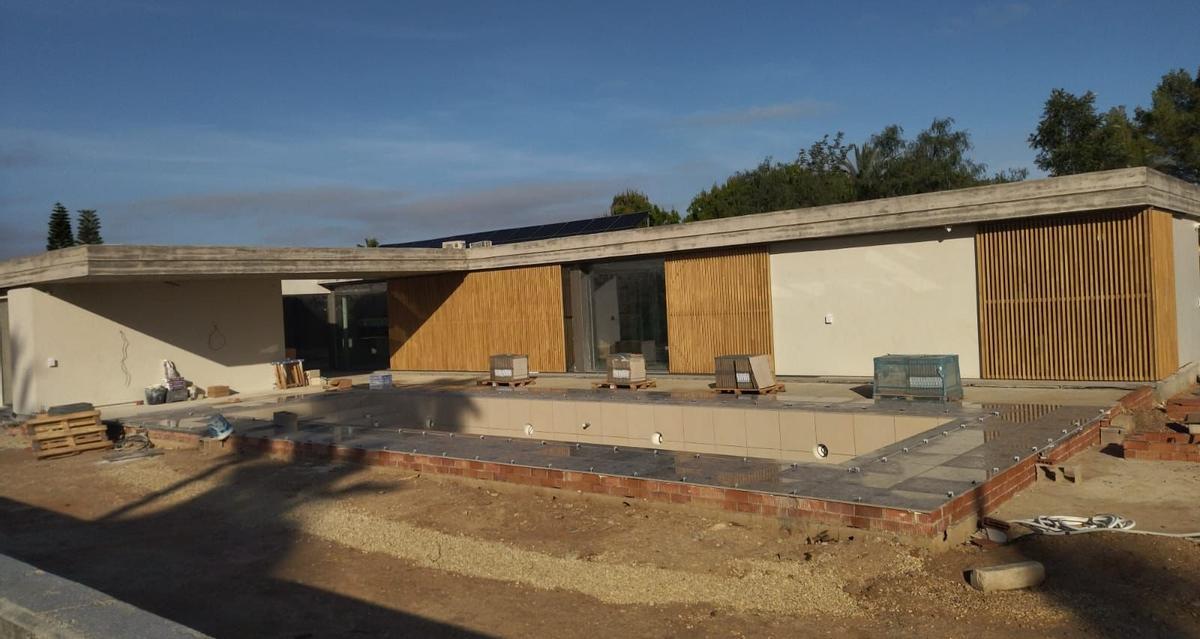 La casa-pabellón que se está construyendo en el Camí Vell de la Granadella de Xàbia