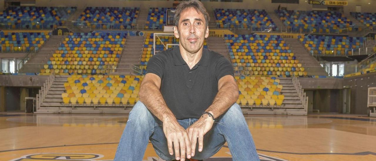 Willy Villar, sentado sobre un balón en el centro de la pista de juego del Gran Canaria Arena. | | JUAN CASTRO