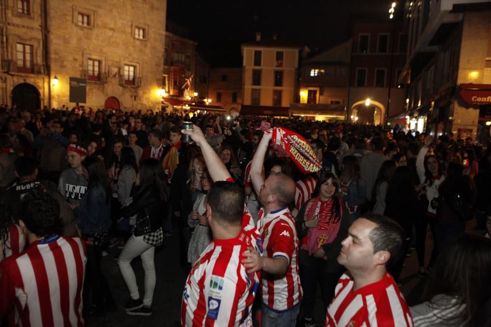 Celebración rojiblanca en la plaza del Marqués