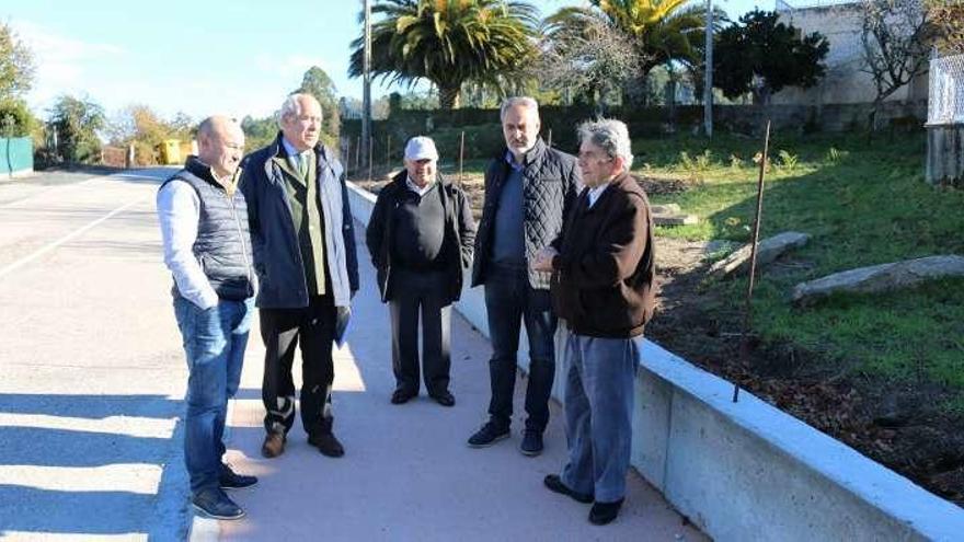 El delegado Cores Tourís y Díez -jefe territorial- con el alcalde Pablo Castillo, el edil José Vázquez y el exalcalde José Costa, ayer. // Faro