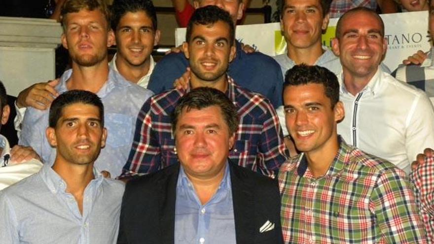 Alexander Grinberg, junto a varios jugadores, en verano.