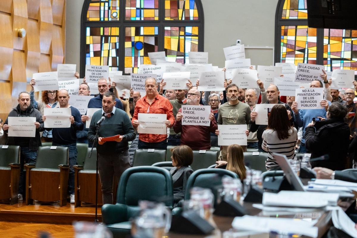 Protesta desde la zona de público del salón de plenos del Ayuntamiento de Zaragoza