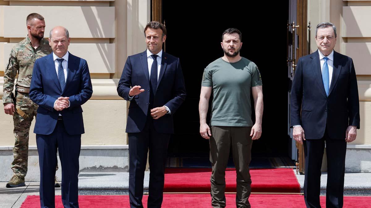 Irpin (Ucrania), 16/06/2022.- (L-R) el primer ministro italiano Mario Draghi, el canciller alemán Olaf Scholz, el presidente ucraniano Volodymyr Zelensky, el presidente francés Emmanuel Macron y el presidente rumano Klaus Iohannis se reúnen para una sesión de trabajo en el Palacio Mariinsky, en Kyiv, Ucrania, 16 de junio de 2022. El presidente francés Emmanuel Macron, el primer ministro italiano Mario Draghi y el canciller alemán Olaf Scholz llegaron en un tren nocturno desde Polonia a Kyiv y se reunirán con el presidente ucraniano Volodymyr Zelensky, en un momento en que el país está presionando para que la UE afiliación. (Polonia, Rumanía, Ucrania) EFE/EPA/LUDOVIC MARIN / POOL MAXPPP FUERA