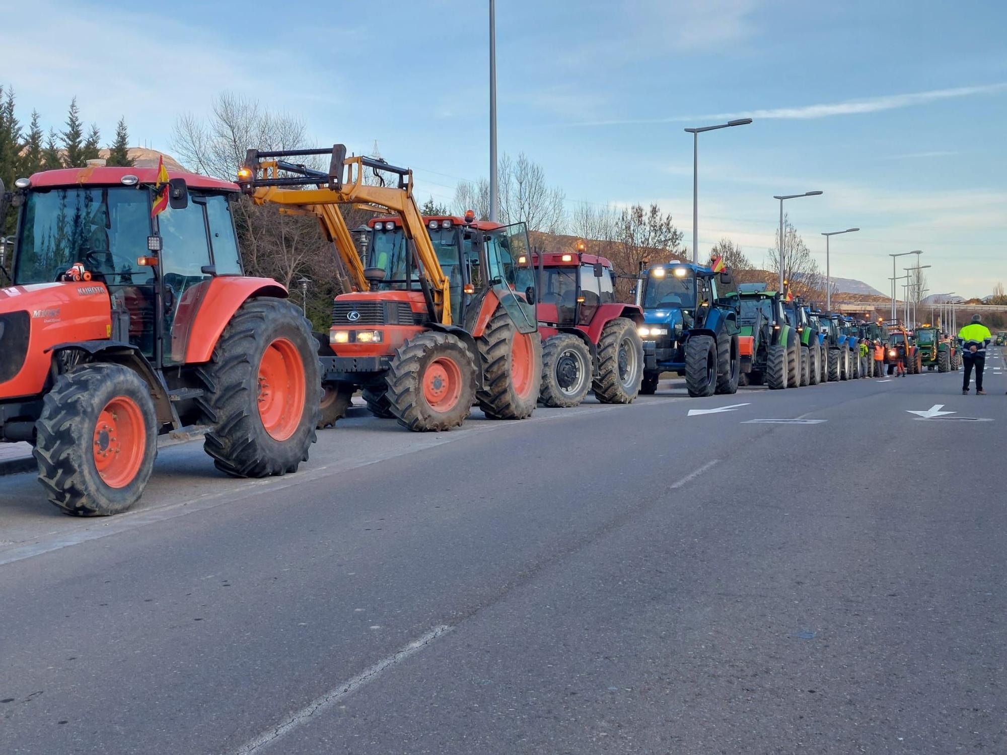 EN IMÁGENES | Tractorada en Sabiñánigo: "Sin el campo y la ganadería, la mesa vacía"