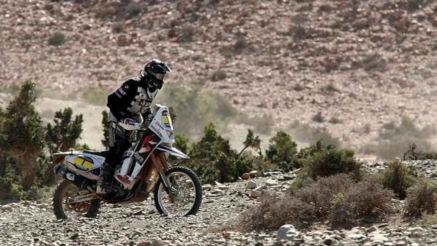 El español José Manuel Pellicer, del equipo BMW, en un momento de la quinta etapa de la África Race, que sirvió para encadenar su quinta victoria de etapa consecutiva y aumentó aún más la distancia con sus perseguidores al cruzar la meta 20 minutos antes que el francés Jacquart Arnaud, segundo en la general a más de hora y media. EFE