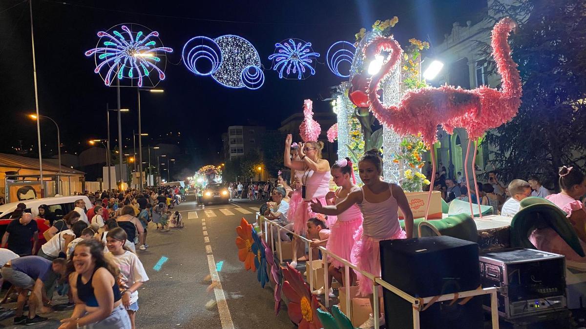 Numeroso público siguió el desfile nocturno