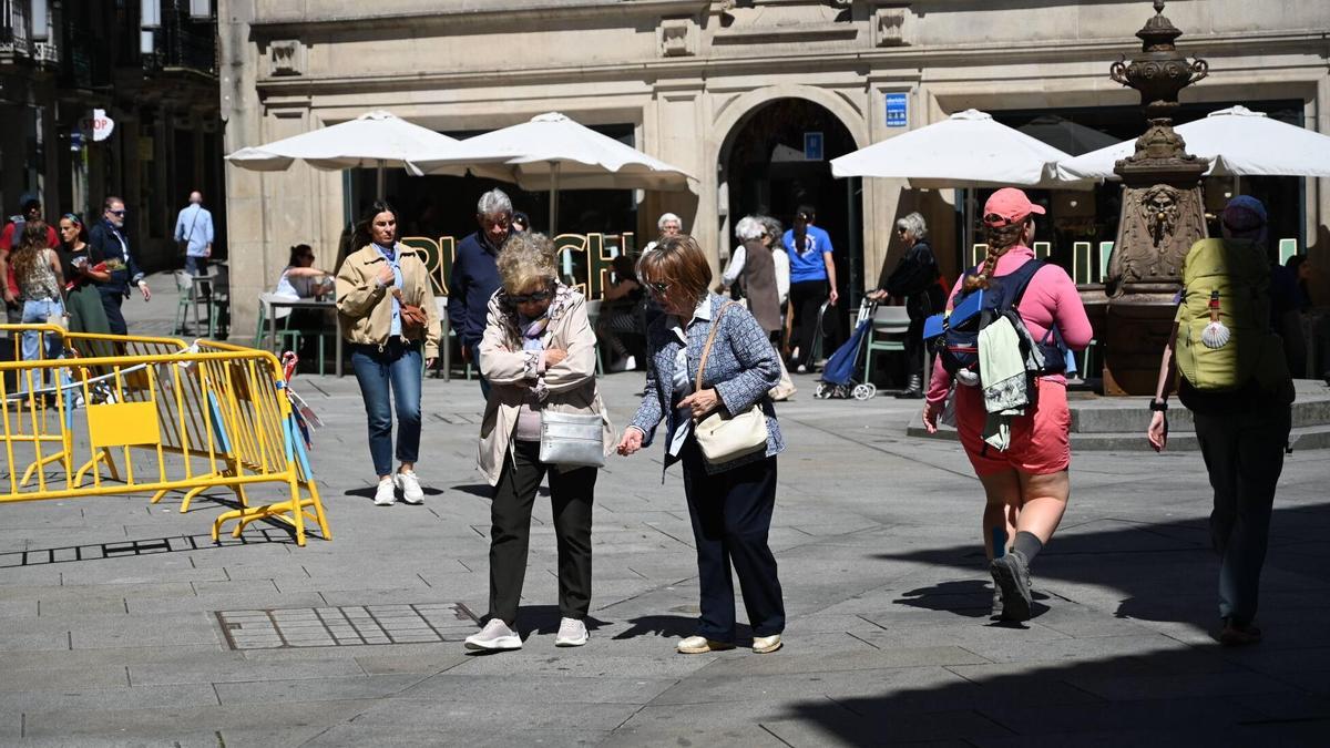 Gente paseando por el casco histórico de Pontevedra.