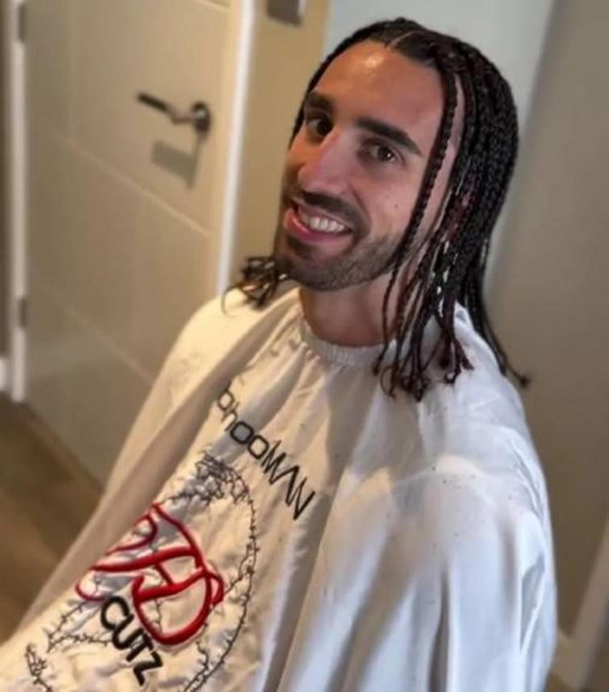 Marc Cucurella también luce trenzas