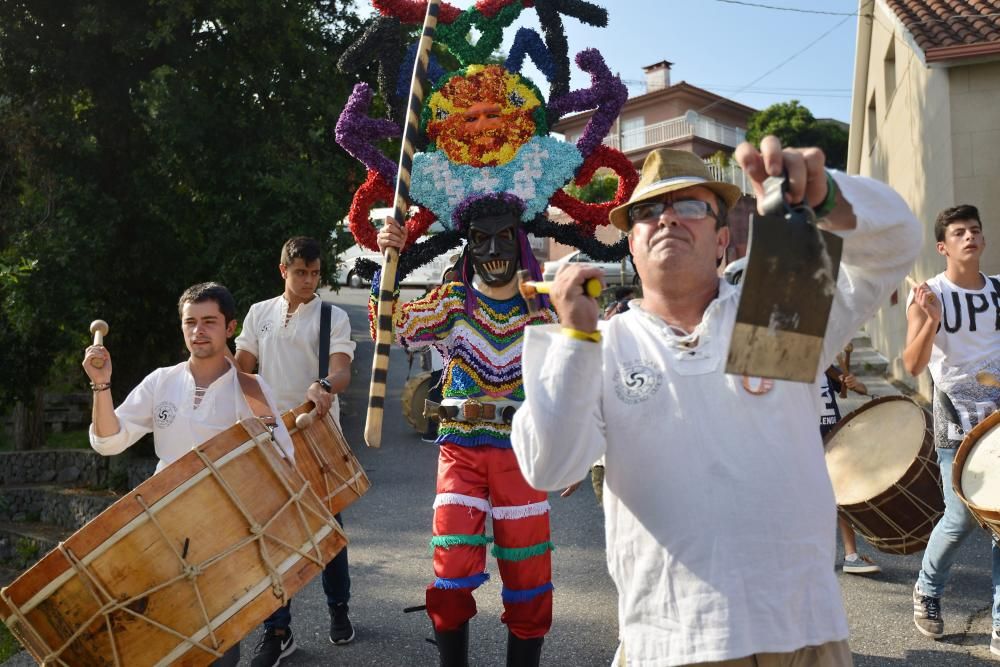 Los personajes de seis Carnavales tradicionales de la Península visitan este fin de semana Vilaboa, donde se celebra el primer Encontro de Entroidos de Galicia.