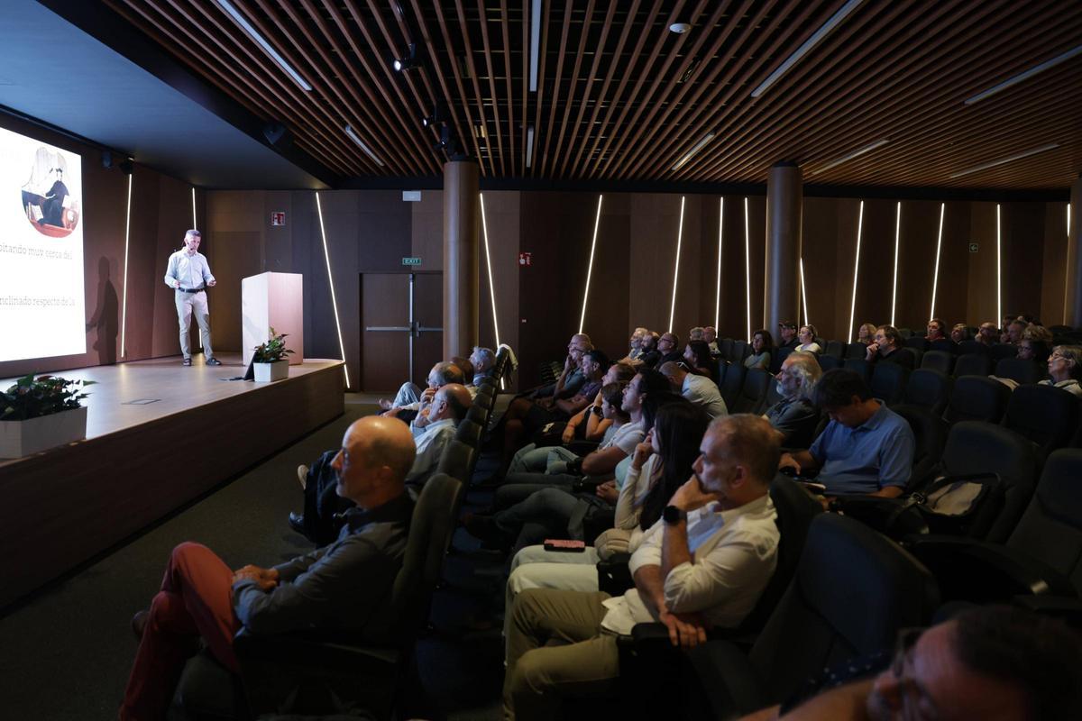 Imágenes de la conferencia del experto Ramón Oliver sobre los secretos ocultos del sol