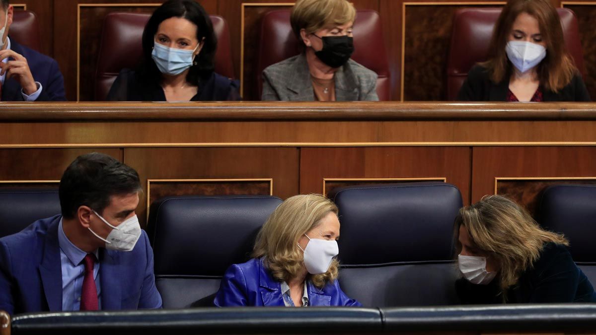 Pedro Sánchez y Nadia Calviño conversan con Teresa Ribera en el pleno del Congreso