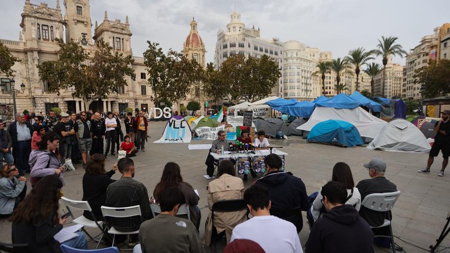La Acampada por la Vivienda reclama al Consell que regule los alquileres y amenaza con ocupar más plazas
