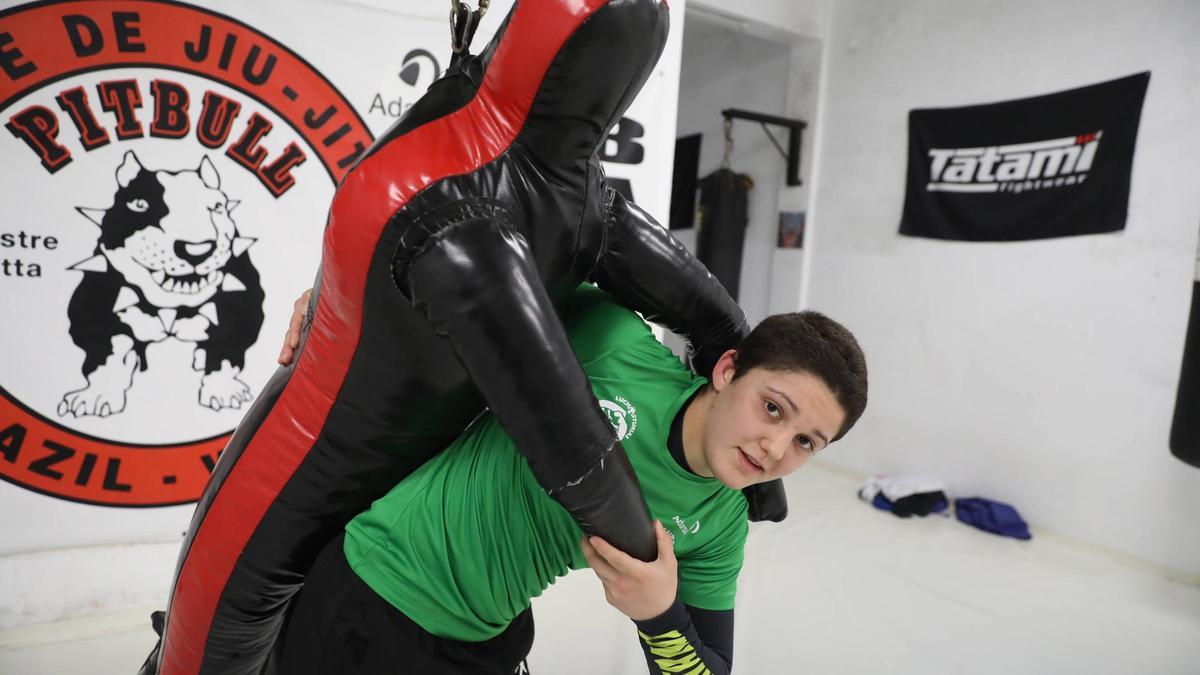 Merche García, peleadora de MMA y Grapplin de 16 años que se tuvo que rapar la cabeza para dar el peso en una competición