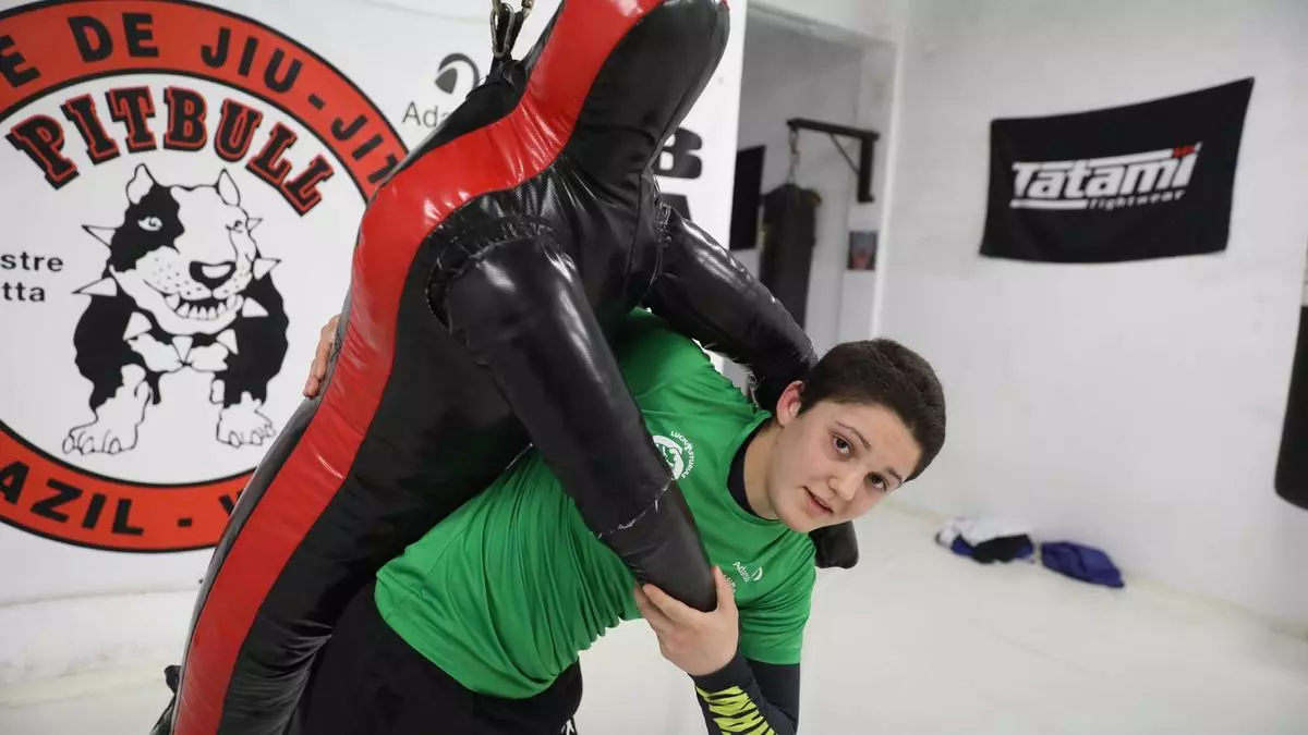 Merche García corta por lo sano: la campeona de MMA se rapa la melena antes de un combate para reducir peso