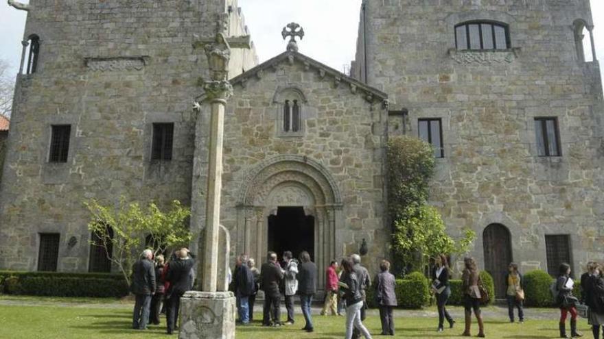 Llegada de los primeros visitantes al pazo de Meirás, en 2011.