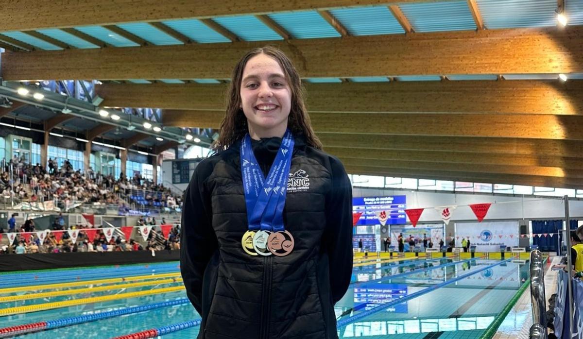Helena Castillo, con las dos medallas de oro conquistadas.
