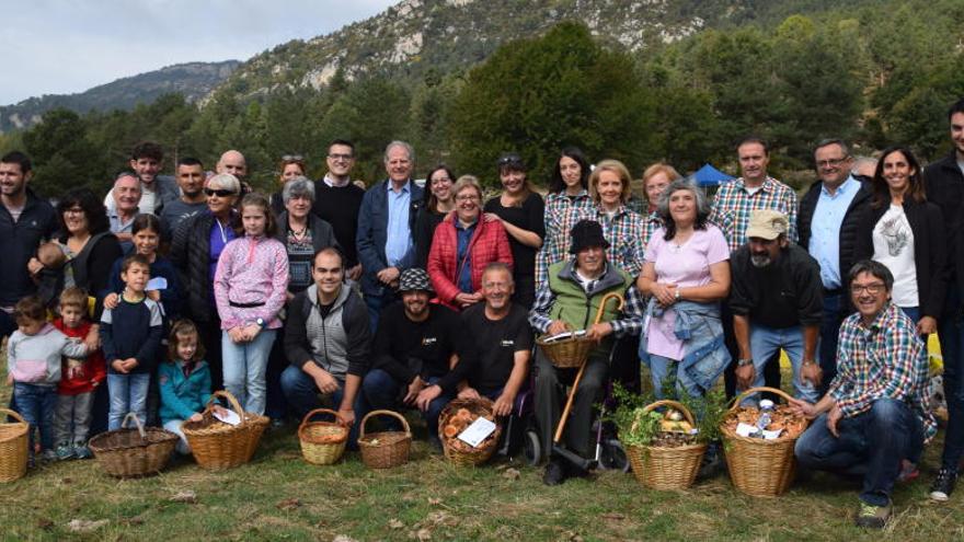 Fotos amb els participants al concurs, els guanyadors, organitzadors i autoritats al pla de Puigventós