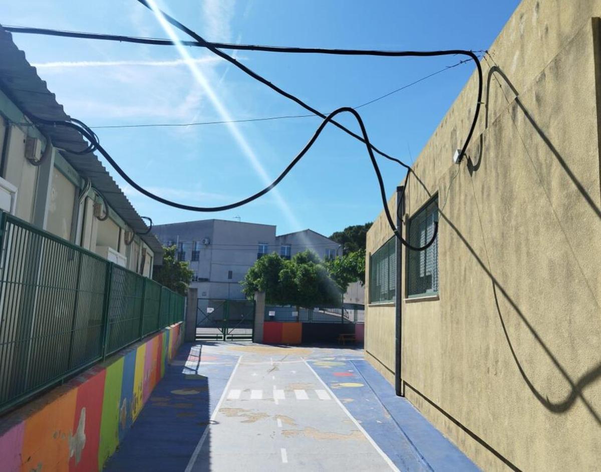 Instalación eléctrica de los barracones "provisionales" instalados hace 20 años.