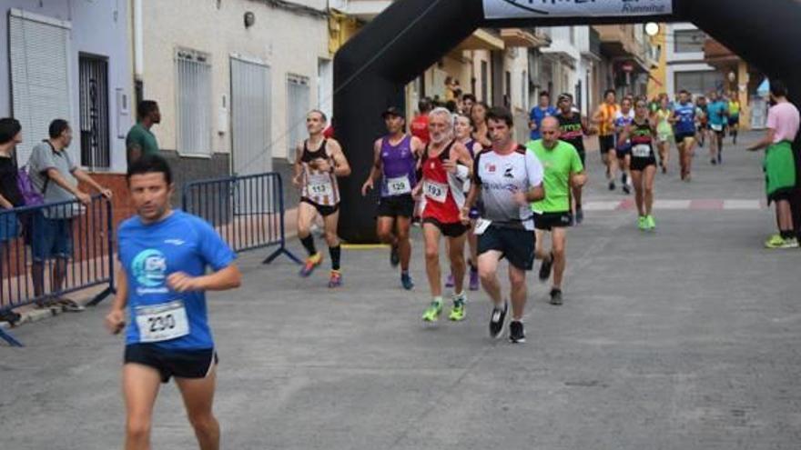 Un instante de la Volta a Peu nocturna celebrada en Barxeta el pasado viernes.